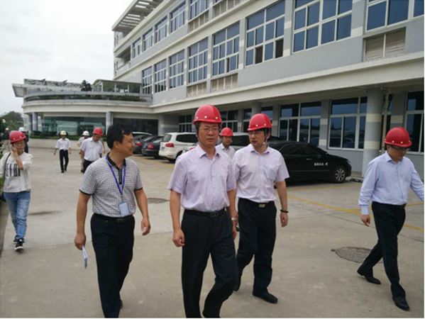 海門市長(zhǎng)一行國慶節(jié)前檢查慧聚藥業(yè)